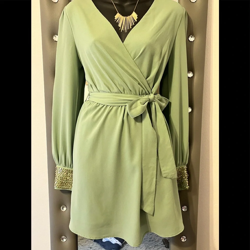 Flirty Dress with detail sleeves - Picture 2 of 6